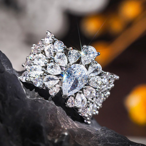 Anello dal Design a Goccia Elegante per Donne - Product Image 6