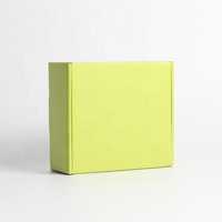 Dossiers d'emballage de luxe en carton vert, petits, avec logo personnalisé, revêtement UV, pelliculage mat, gaufrage et doublure en éponge pour vêtements