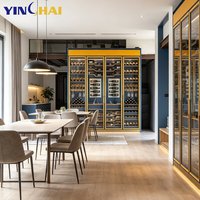 Armoire à vin à température constante en acier inoxydable sur mesure, cadre contrasté bleu et jaune, porte multi-verre, présentoir à vin modulaire