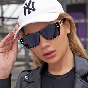 Lunettes de soleil unisexes style New York Yankees, monture carrée noire, protection UV400, monture en plastique et métal H2852 - Product Image 1