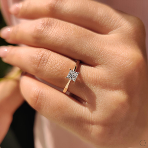 Magnifique bague en diamant de laboratoire de qualité exceptionnelle, parfaite pour commémorer les engagements romantiques durables, en provenance d'Inde - Product Image 1