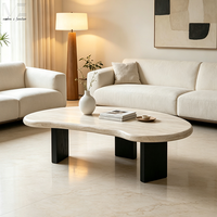 Table basse de luxe de style nordique, forme incurvée, plateau en pierre de travertin de haute qualité, cadre noir contemporain, table centrale pour la maison