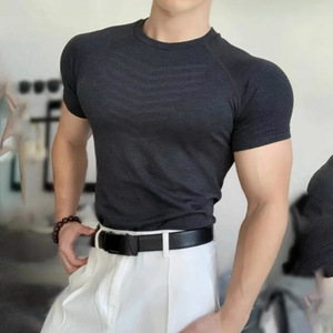 T-shirt de sport sans couture pour homme en tissu Dobby, séchage rapide, respirant, motif léopard, coupe ajustée, pour la gym - Product Image 3