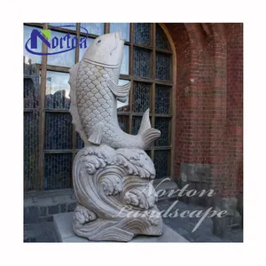 Decorazione del giardino esterno scultura in pietra animali scultura in marmo bianco antico Koi Fish Stone Statue in vendita