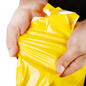 Venta al por mayor de bolsas de envío de correo polivinílico amarillo barato para ropa, sobres de plástico personalizados, bolsa de correo para calcetines y zapatos - Product Image 2