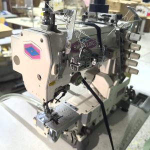 Machine à coudre interlock électrique à cylindre petit, 3 aiguilles, 5 fils, Shing Ling VG-888S d'occasion - Product Image 1