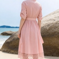 Robe chemise rose ceinturée pour femme, manches retroussables, ourlet en dentelle à œillets, tissu texturé à pois, robe midi pour les vacances d'été