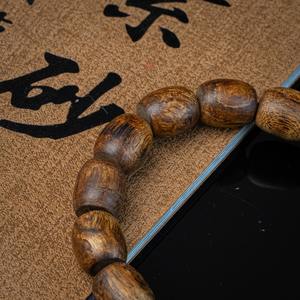 Bracelet Lu Thong en bois d'agar vieilli, rare et vintage, entièrement coulant, perles authentiques en bois d'oud ancien « Ruc » en forme de baril - Product Image 4