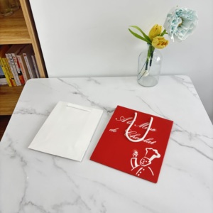 Sac cadeau en papier rouge de luxe avec poignée en coton et impression de chef pour l'emballage de chocolats, de bonbons et de confiseries, et une présentation élégante - Product Image 1