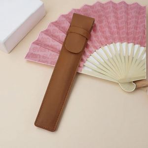 Bolsa de Almacenamiento para Ventilador de Cuero PU Personalizada y Duradera con Solapa y Pin, Funda Protectora para Ventilador con Logotipo Personalizado, Estuche Portátil para Ventilador de Viaje - Product Image 1