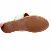 Vêtements d'été d'été pour femmes tongs de plage plates à bout ouvert métal rétro tissé mode pantoufles simples pour femmes