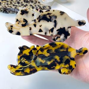 Pinces à cheveux en acétate de style européen et américain, motif animal de dessin animé mignon, couleurs et emballages personnalisés pour femmes, vente en gros - Product Image 3