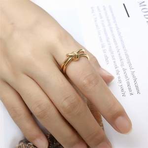Anillo de Dedo Ajustable de Acero Inoxidable con Baño de Oro, Diseño Simple y Moderno - Product Image 5