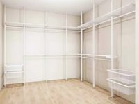 Système de placard sur mesure de grande capacité au design ouvert et luxueux