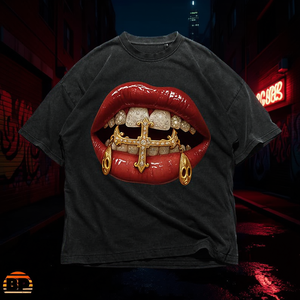 T-shirt Oversize Unisex Streetwear Vintage con Grafica Labbra e Croce Gold Grillz - Maglietta Audace con Arte Labiale - Product Image 3