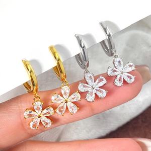 Pendientes de Moda, Chapados en Oro de 18K, con Diseño de Flor y Circonita, para Mujer - Product Image 3