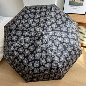 Ombrello Pieghevole a Tre Sezioni di Alta Qualità con Motivo Floreale Nero, Protezione Solare, per Donne, Uso Doppio Sole e Pioggia - Product Image 5