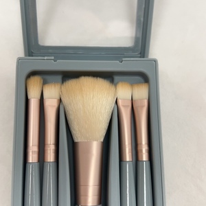 Mini Kit de Pinceaux de Maquillage de Voyage 5 Pièces avec Boîte Miroir, Pinceaux Éventail, Crayon à Sourcils, <span class=keywords><strong>Baume</strong></span> à Lèvres et Correcteur - Outils <span class=keywords><strong>pour</strong></span> le Visage et les Yeux - Product Image 5