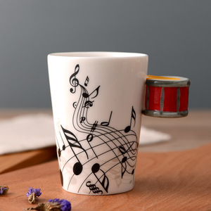 Tasse à café en forme de guitare avec poignée d'instrument, drôle de violon, clarinette, caisse claire, piano - Product Image 6