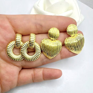 Bonitos Pendientes chapados en <span class=keywords><strong>oro</strong></span> <span class=keywords><strong>de</strong></span> estilo minimalista chapados en <span class=keywords><strong>oro</strong></span>, pendientes colgantes <span class=keywords><strong>de</strong></span> moda para mujer, venta al por mayor - Product Image 3
