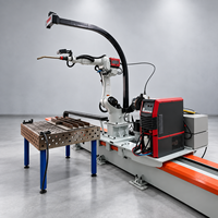 Station de soudage robotisée à amortisseur automatique avec table de soudage flexible et système de fixation modulaire pour pièces automobiles