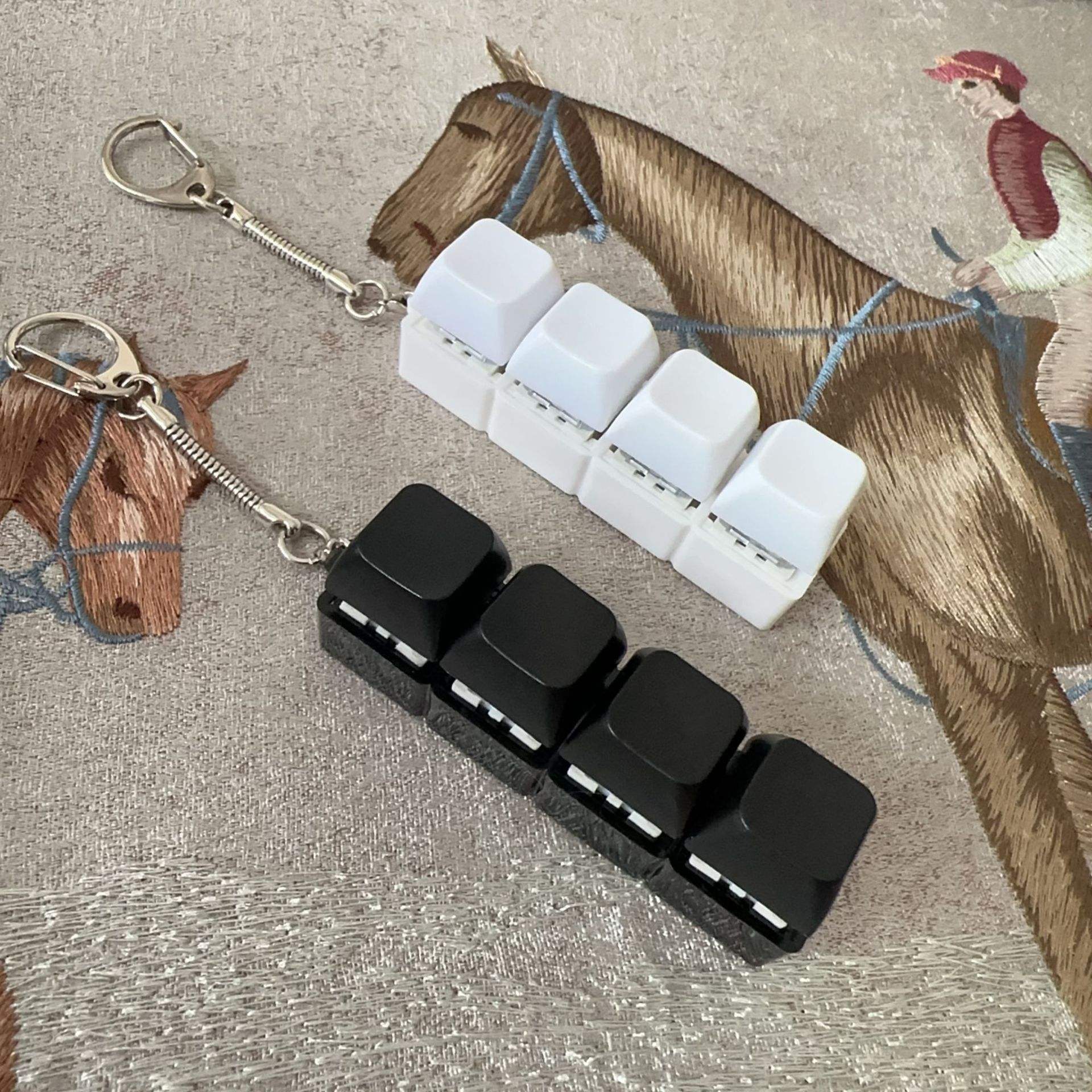 Cuatro llaves: todas negras y todas blancas.