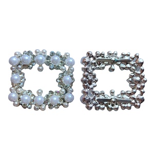 Boucle de chaussure en strass et perles très brillante pour bottines - Product Image 1