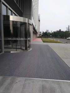 Современный влаговпитывающий придверный коврик из алюминия на заказ с полосатым узором и резиновой основой - Product Image 6