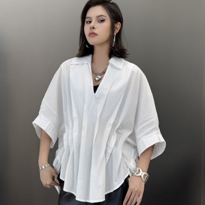 เสื้อเชิ้ตแขนสั้นคอวีทรงหลวมแบบจีบไม่สม่ำเสมอ Bettergirl คอลเลคชั่นฤดูร้อน 2025 - Product Image 2