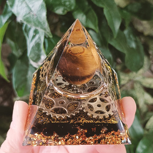 Pyramide en cristal Œil de Tigre 5cm 6cm avec gravure interne motif engrenage, décoration d'intérieur, artisanat de bureau, cadeau - Product Image 3