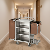 Chariot de nettoyage portable en acier inoxydable robuste avec 3 étagères, sacs à linge pour l'entretien hôtelier OEM
