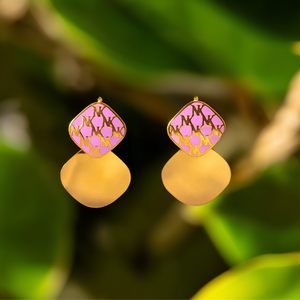 ต่างหูแฟชั่นทรงหยดน้ำ สแตนเลสสตีล 316L ชุบทอง PVD ทนทาน ดีไซน์ลายสีชมพู - Product Image 3