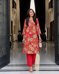 Elegante Conjunto de Kurta y Pantalón de Rayón Rosa Coral de Secado Rápido con Cuello, Tela Ligera y Transpirable, Cómodo para Oficina o Uso Casual - Product Image 1