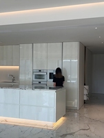 Îlots de cuisine modernes et ajustables avec évier en acrylique et panier de rangement, îlots de cuisine de luxe avec sièges