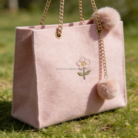 Sac cadeau en feutre épais avec logo personnalisé, couleur personnalisée, poignée chaîne, pompon, entièrement ouvert, emballage souple, OEM ODM, commande en gros
