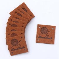 Étiquettes carrées en cuir PU microfibre faites à la main, conception de boule de fil, étiquettes à tricoter pour vêtements, accessoires de couture
