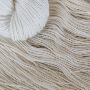 Lotus Yarns SW <span class=keywords><strong>Merino</strong></span> <span class=keywords><strong>DK</strong></span>, 100% <span class=keywords><strong>Lana</strong></span> <span class=keywords><strong>Merino</strong></span> Superwash Extrafina en Color Blanco Natural para Teñido a Mano, Peso Worsted - Product Image 2