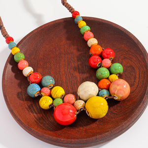 波西米亚风格彩色陶瓷串珠编织项链绿松石色似秋季水果项链，适合女性日常派对穿 - Product Image 5