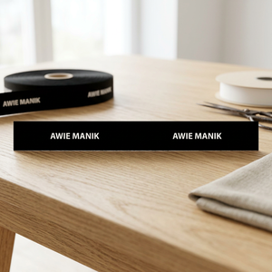 Etiquetas personalizadas con impresión en cinta de satén para una marca y eventos premium con un acabado satinado suave y servicios profesionales de impresión de logotipos. - Product Image 1