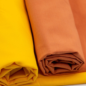 Tissu sergé 40S 100% coton peigné lavé, couleur kaki, en stock pour vêtements - Product Image 1