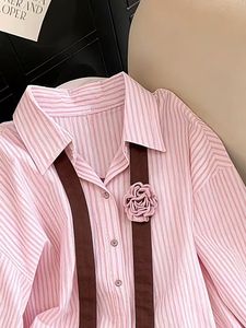 <span class=keywords><strong>Chemise</strong></span> boutonnée rayée rose pour <span class=keywords><strong>femme</strong></span> 2026 avec broche rose et détail ruban - Product Image 4