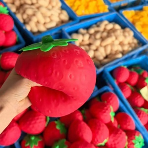 Jouet Squishy Authentique en Gros, Grande Fraise Réaliste à Presser, Jouets Anti-Stress Souples en Forme de Fraise - Product Image 6
