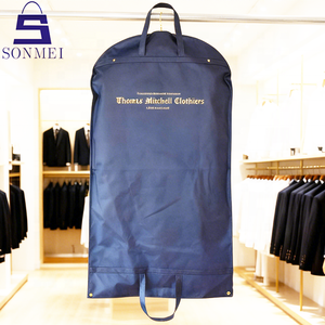 Housse de vêtement de luxe en non-tissé bleu marine avec logo imprimé, sacs de costume personnalisés pour hommes - Product Image 2