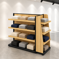 Étagère de présentation gondole double face en bois clair à 4 niveaux avec étagères arrière et latérales, base noire, usage commercial