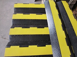 Rampes en caoutchouc matérielles de voiture de tissu durable de protecteur de câble résistant pour des affichages de botte d'étape - Product Image 5