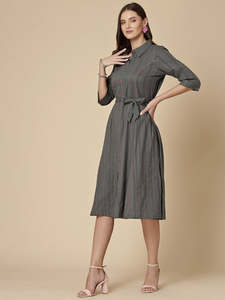 Robe d'été décontractée pour femme, grise unie, longueur genou, en coton et lin, manches longues, boutonnée, coupe trapèze, col carré - Product Image 5