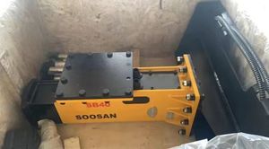 Disjoncteur hydraulique sb 40 type boîte avec accessoire de direction à dérapage adapté aux excavatrices de 2.5 à 4.5 tonnes adapté au chargeur bobcat - Product Image 2