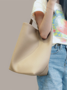 Bolso Tipo Cubo de Cuero Genuino de Lujo, Estilo Urbano Moderno y Chic, Colección Quiet Luxury - Product Image 1