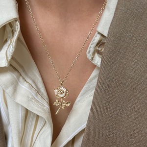 Elegante y Sencillo Collar con Colgante de Rama de Rosa y Perla Madre, para Mujer, Estilo Lujoso y Ligero, Sensación de Nicho, Cadena para Clavícula - Product Image 1