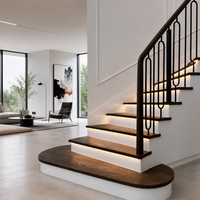 Escalier en colimaçon en bois massif avec marches LED, monte-escalier blanc et balustres en métal noir, en chêne, pour villa, hall d'hôtel